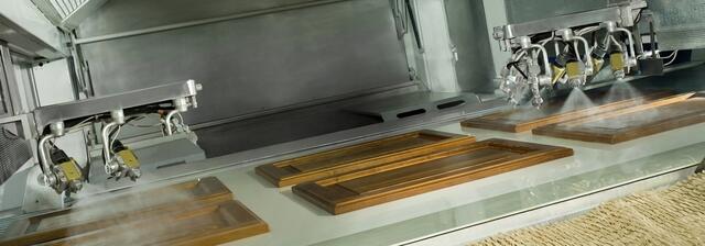 Automatische Spritzpistole an einer Flatline-Maschine Automatische Spritzpistole an einer Flatline-Maschine