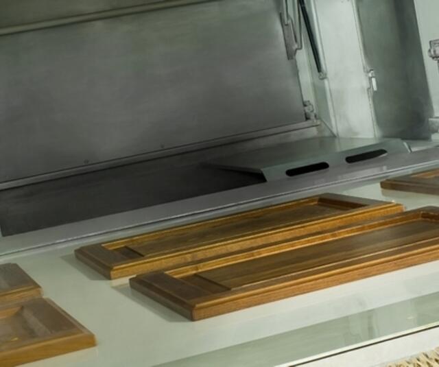 Automatische Spritzpistole an einer Flatline-Maschine Automatische Spritzpistole an einer Flatline-Maschine