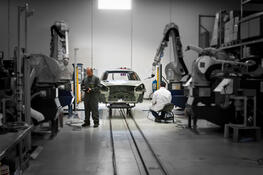 Roboter-Lösung für Karosserieoberflächen Roboter-Lösung für Karosserieoberflächen