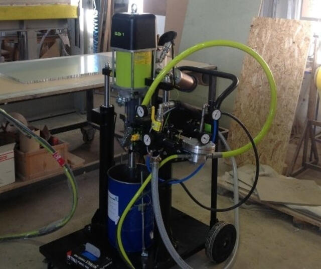 Schöpfkolben-Extrusionspumpe auf Transportwagen Schöpfkolben-Extrusionspumpe auf Transportwagen