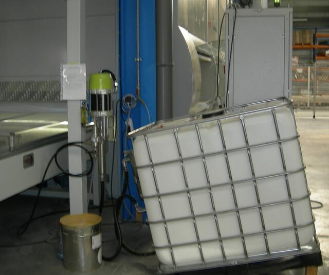 Kugelpumpenversorgung mit semi-viskosem IBC-Klebstoff Kugelpumpenversorgung mit semi-viskosem IBC-Klebstoff